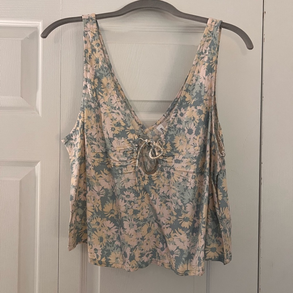 RVCA floral tank top

Size xs

Like new 

Smoke and pet free home

No returns